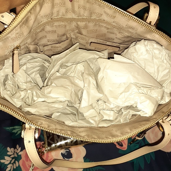 Michael Kors Purse Set - Picture 2 of 4